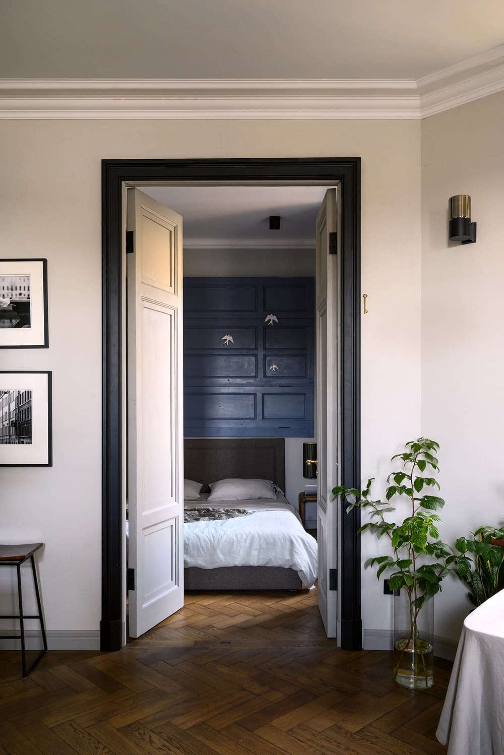 דלתות עץ מאסיביות ופרזול פליז מקורי – פרטים המעניקים השראה ותורמים לאופי המבנה.