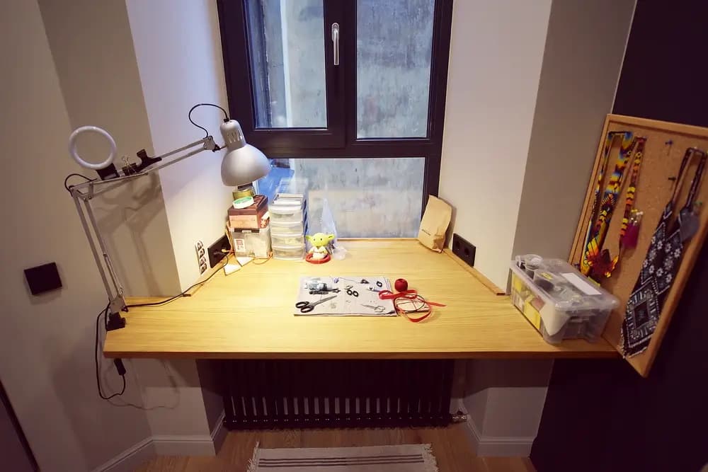 שולחן עבודה מעץ מילה (Ash) המשתלב באופן הרמוני עם אדן החלון.