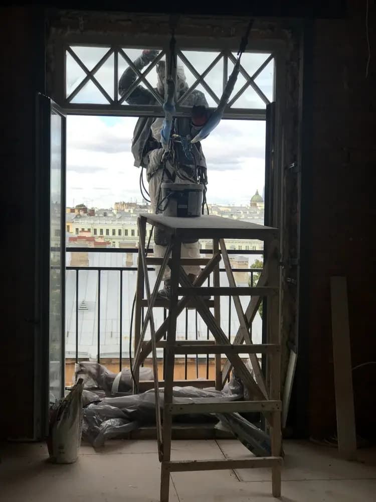 תהליך פריצת הפתחים בקיר המבני